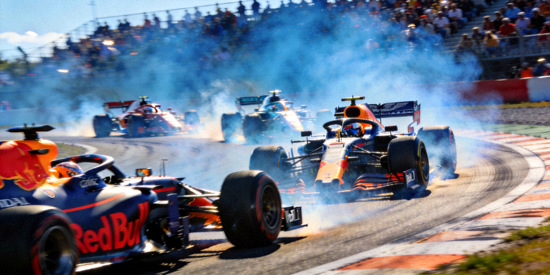 F1赛车在赛道上飞驰竞速，多辆赛车在弯道中角逐的瞬间