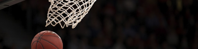 NBA篮球比赛特写，球员飞身扣篮的精彩瞬间